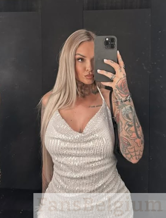 Pommeline Tillière @pommelinetilliere foto van het OnlyFans-model dat een sexy strak zilveren jurkje draagt