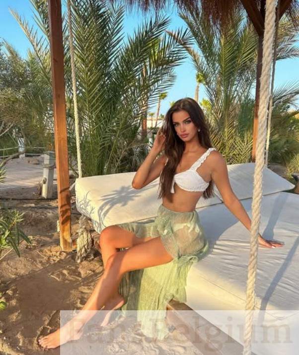 Nora Ventriglia @noraventriglia foto van het OnlyFans-model op de bed zittend dat een witte beha draagt