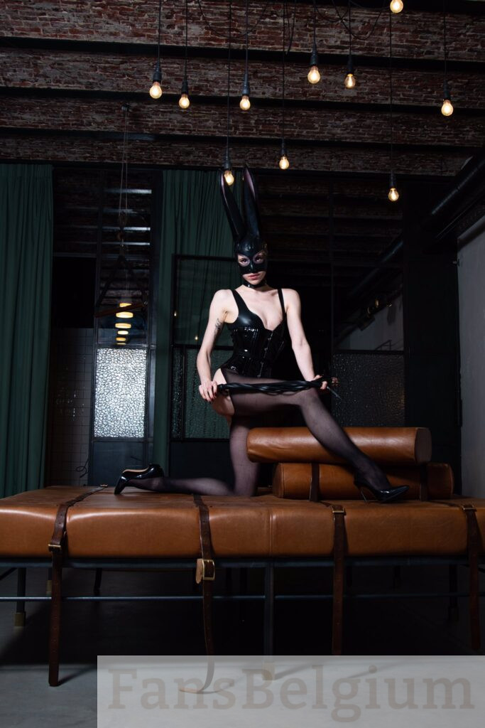 Mistress Evelyn @themrsevelyn OnlyFans model picture wearing zwarte latex lingerie