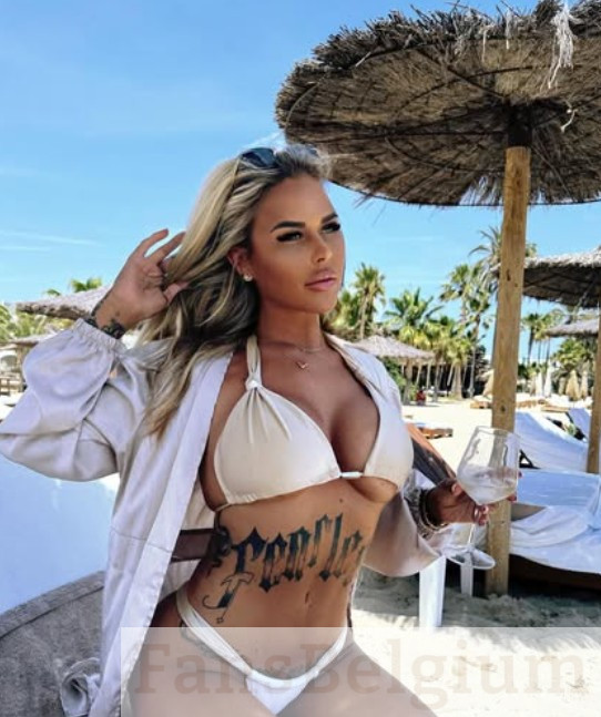 Yana Daems @yanadaems OnlyFans model picture met witte sexy bikini