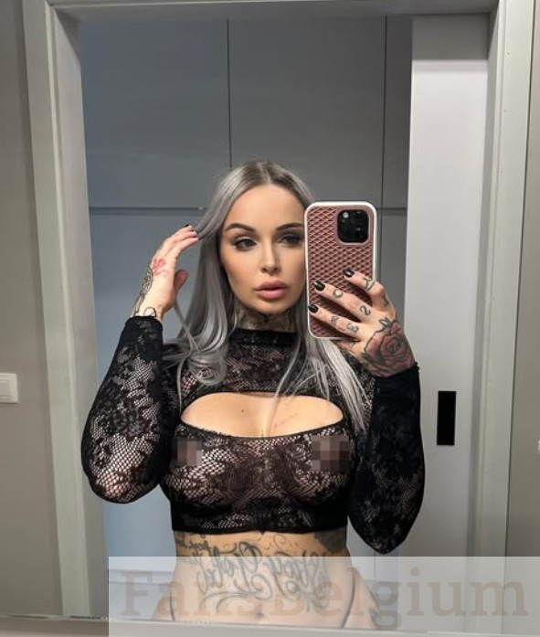 Pommeline Tillière @pommelinetilliere foto van het OnlyFans-model dat een sexy zwart top draagt