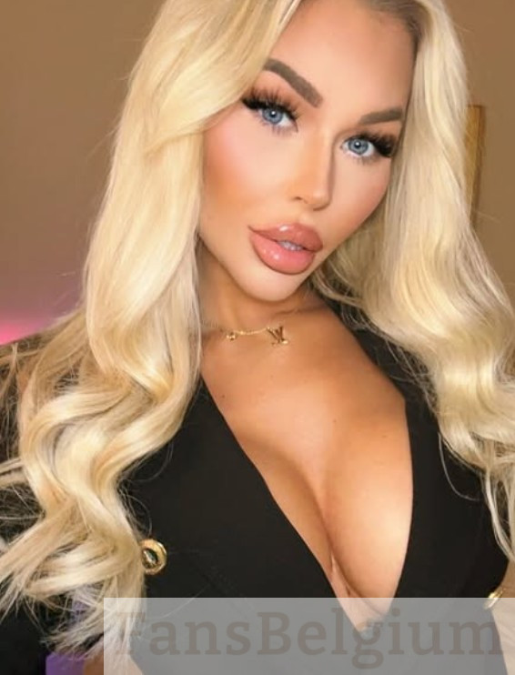 Yana Daems @yanadaems OnlyFans model picture laat haar borsten zien