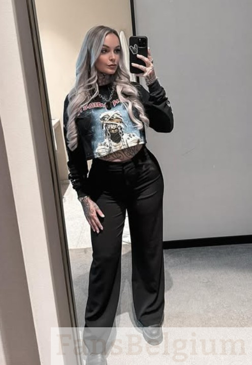 Pommeline Tillière @pommelinetilliere foto van het OnlyFans-model dat een zwart top en jeans draagt