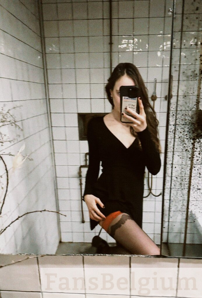 Mistress Evelyn @themrsevelyn OnlyFans model picture wearing een zwarte sexy jurk