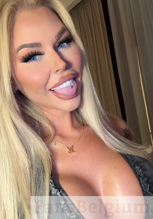 Yana Daems @yanadaems OnlyFans model picture laat haar borsten zien