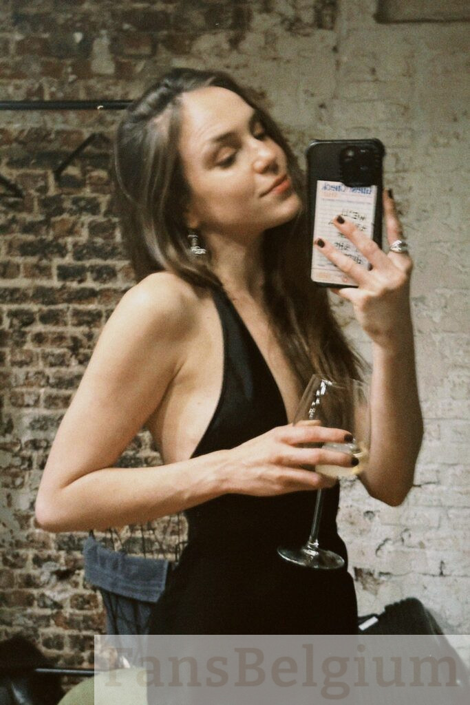 Mistress Evelyn @themrsevelyn OnlyFans model picture wearing een zwarte sexy jurk