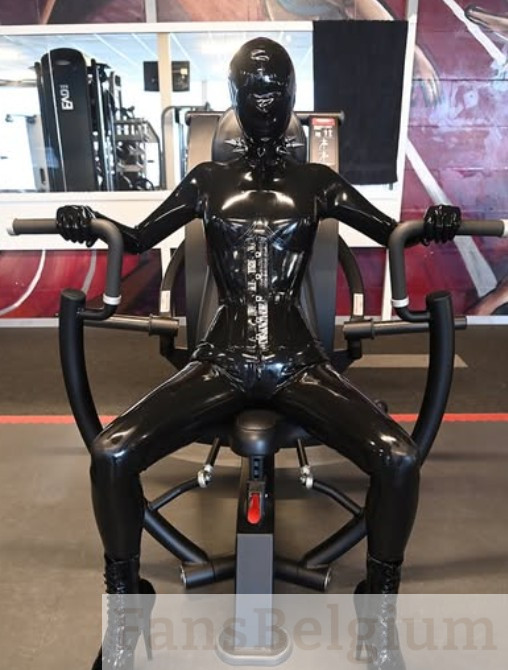 Lizanne Ligatio @lizanne_l OnlyFans model picture zittend in een zwarte latex catsuit