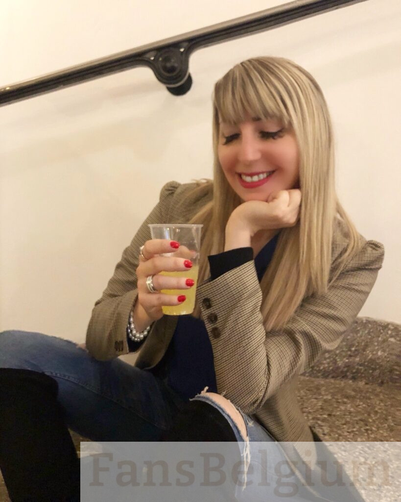 Sweetlovelylana @bestwetpussy OnlyFans model picture wearing bruine jas