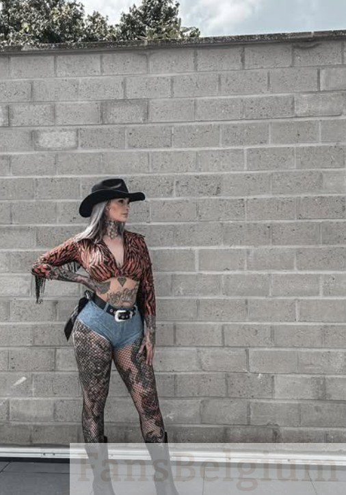 Pommeline Tillière @pommelinetilliere foto van het OnlyFans-model dat een sexy cowgirl-outfit draagt