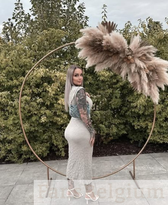 Pommeline Tillière @pommelinetilliere foto van het OnlyFans-model dat een sexy strak jurkje draagt