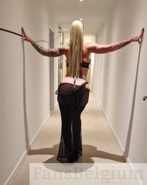 Ashley More @ashleymore foto van het OnlyFans model van haar achterkant in een doorzichtige rok