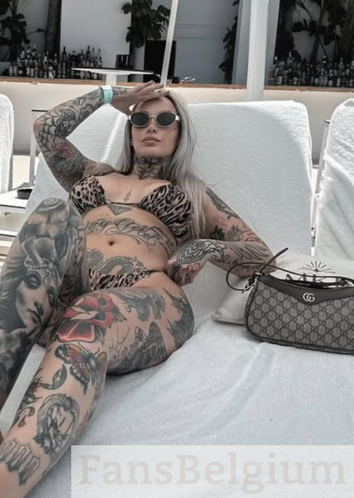 Pommeline Tillière @pommelinetilliere foto van het OnlyFans-model dat een sexy bikini draagt