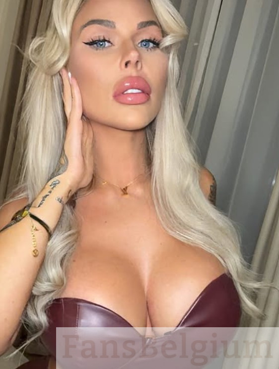Yana Daems @yanadaems OnlyFans model picture die haar decolleté laat zien