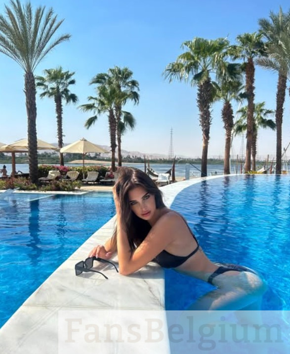 Nora Ventriglia @noraventriglia foto van het OnlyFans-model bij het zwembad in een zwart sexy bikini