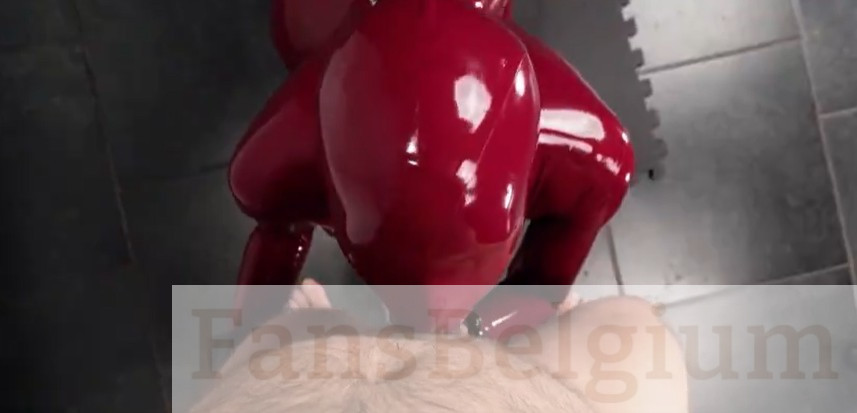 Lizanne Ligatio @lizanne_l OnlyFans model picture zuigend aan een penis terwijl ze een latex catsuit draagt