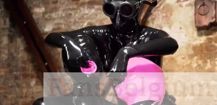 Lizanne Ligatio @lizanne_l OnlyFans model picture met twee personen in een latex catsuit