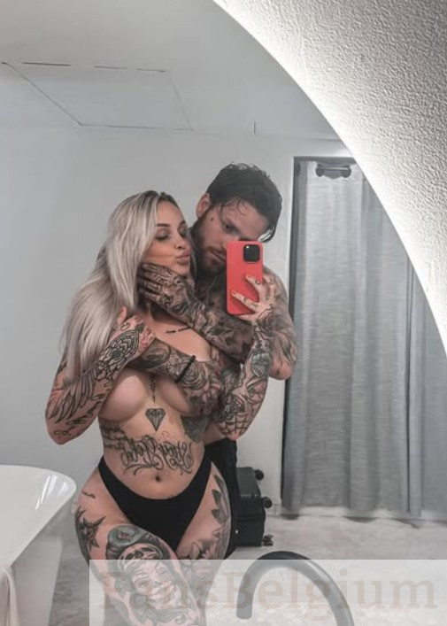 Pommeline Tillière @pommelinetilliere foto van het OnlyFans-model met een andere man die haar borst aanraakt