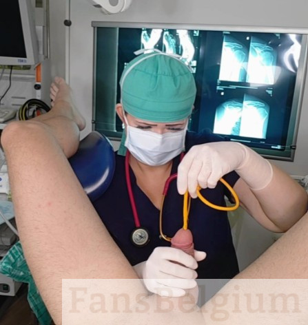 Amara Clinic @amaraclinic OnlyFans model picture houdt een dik op haar operatie