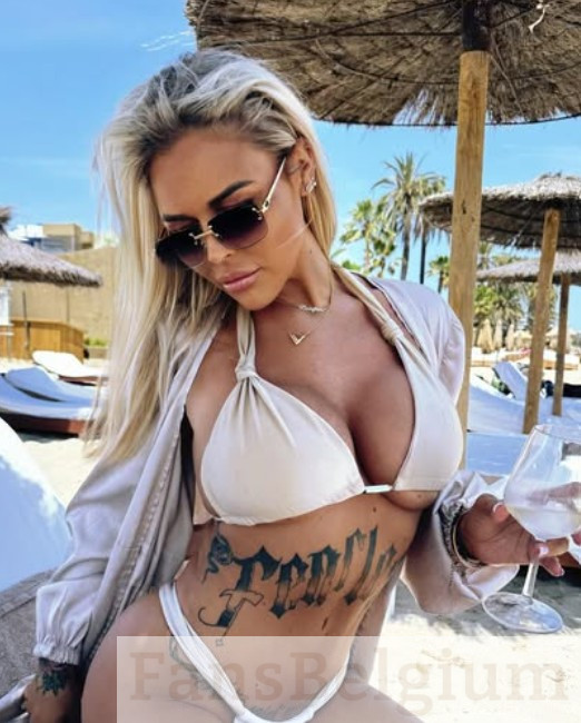 Yana Daems @yanadaems OnlyFans model picture met witte sexy bikini en laat haar decolleté zien