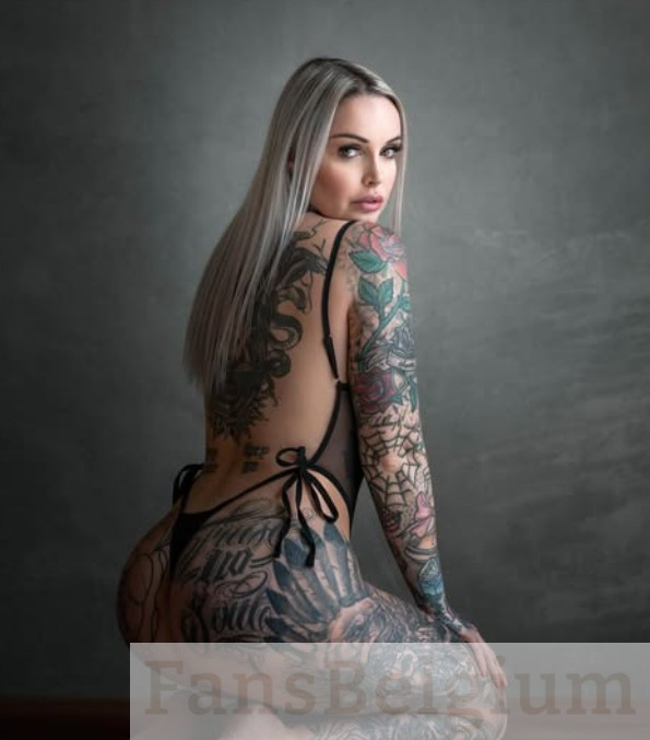 Pommeline Tillière @pommelinetilliere foto van het OnlyFans-model dat een sexy zwart badpak draagt