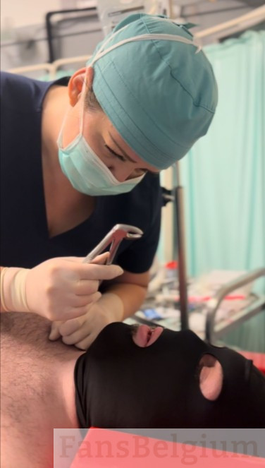 Amara Clinic @amaraclinic OnlyFans model picture met een man als haar patiënt