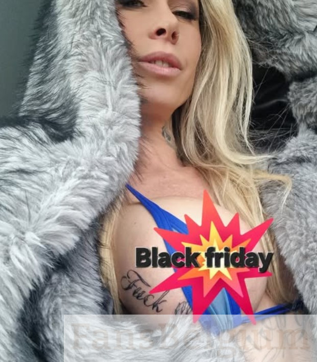 Ashley More @ashleymore foto van het OnlyFans model dat haar borst laat zien