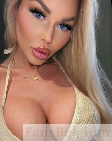 Yana Daems @yanadaems OnlyFans model picture laat haar borsten zien