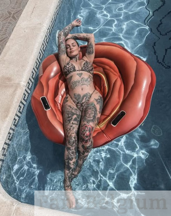 Pommeline Tillière @pommelinetilliere foto van het OnlyFans-model dat een sexy bikini draagt