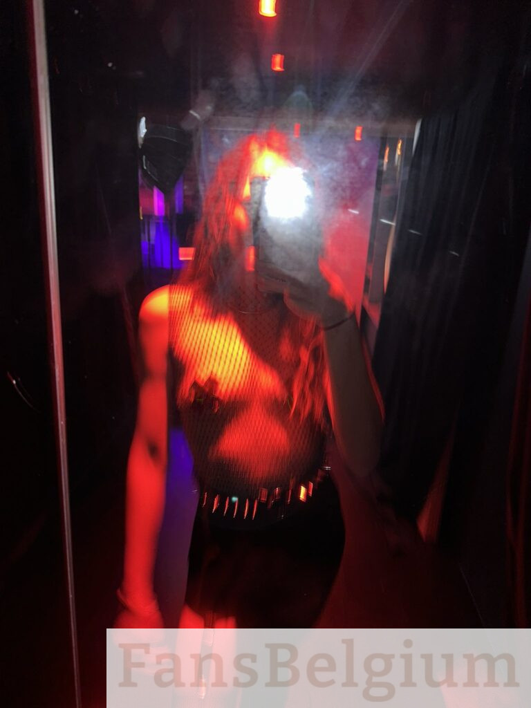 Mistress Evelyn @themrsevelyn OnlyFans model picture showing haar borsten