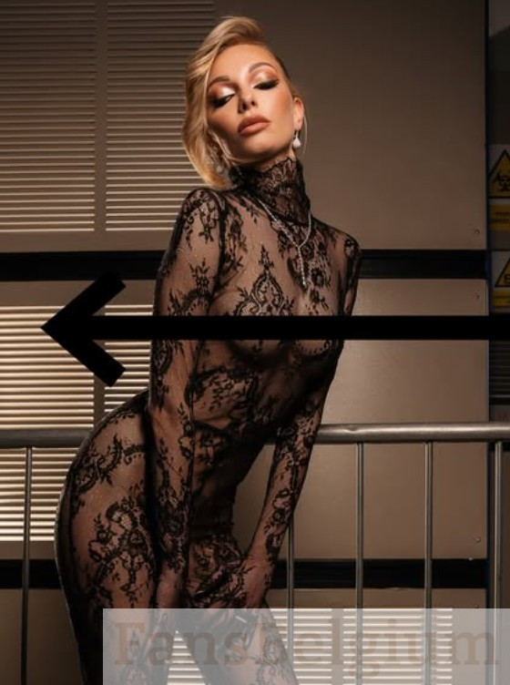 Zoë Coekaerts @zoe_coekaerts OnlyFans model foto in zwart kanten sexy pak
