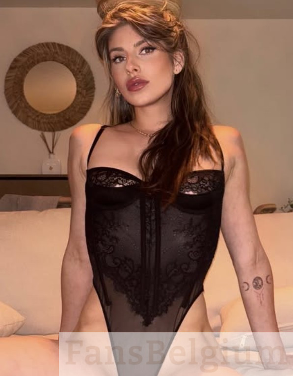 Aedelien @aedelienx OnlyFans model afbeelding in sexy zwart pak
