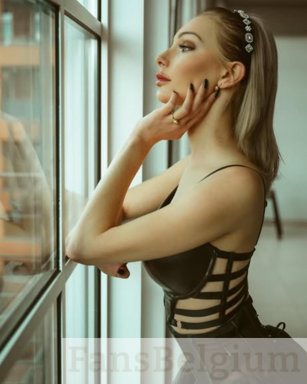 Zoë Coekaerts @zoe_coekaerts OnlyFans model foto in sexy zwarte lingerie