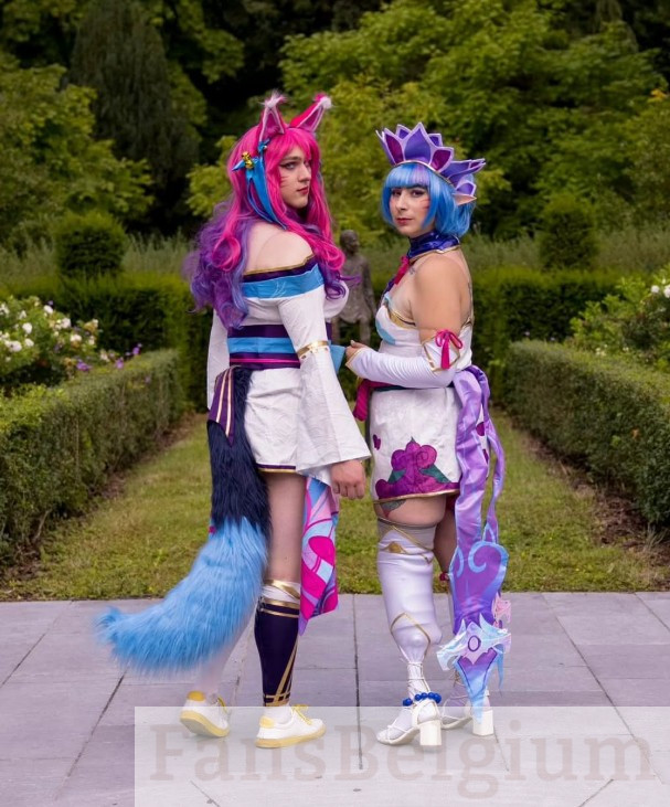 Miss Yumi Tenshi @yumixtenshi OnlyFans model foto staand met een man en ze dragen allebei anime cosplay-outfit