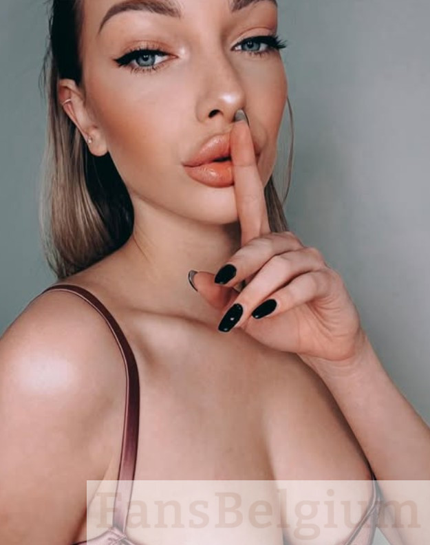 Zoë Coekaerts @zoe_coekaerts OnlyFans model foto die haar decolleté laat zien