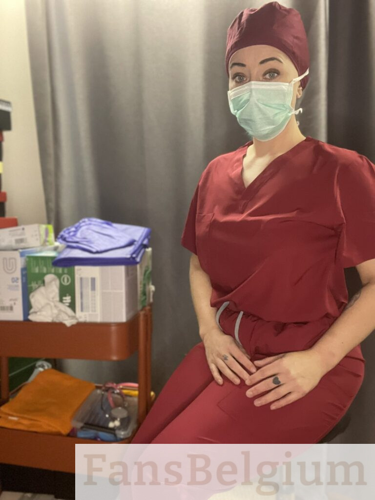 Miss Nena @nenabe OnlyFans model foto met rood medisch uniform