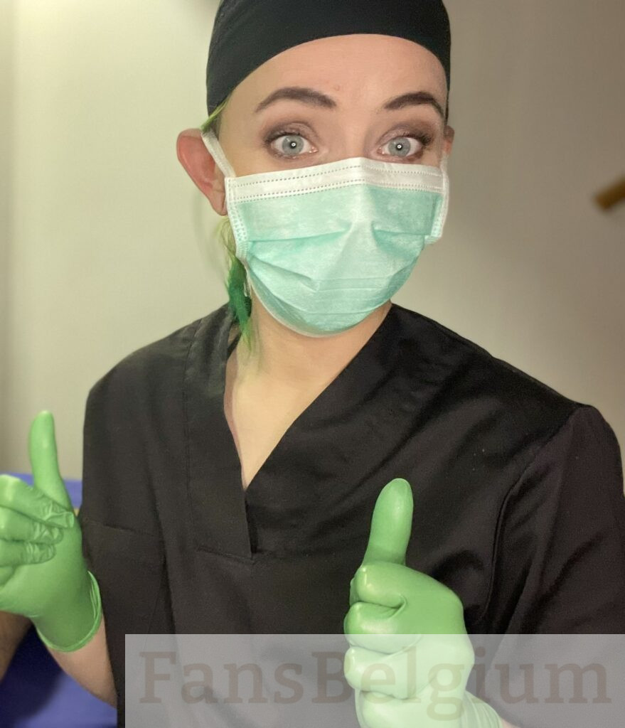 Miss Nena @nenabe OnlyFans model foto met zwart medisch uniform