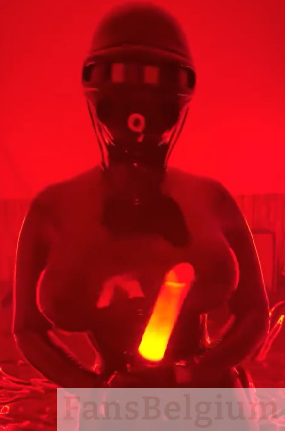 Miss Fetilicious @mfetilicious OnlyFans model foto in latex pak met een masker terwijl ze met een dildo speelt