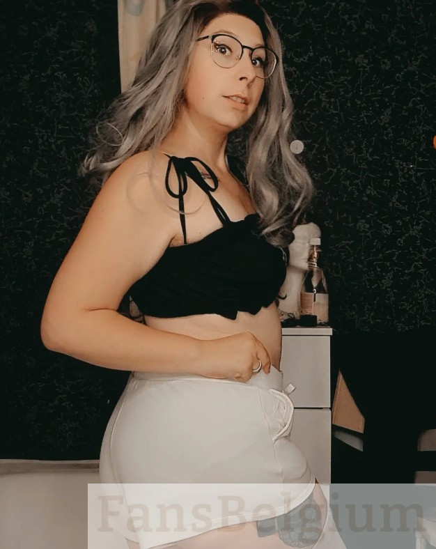 Miss Yumi Tenshi @yumixtenshi OnlyFans model foto in zwart top en witte shorts