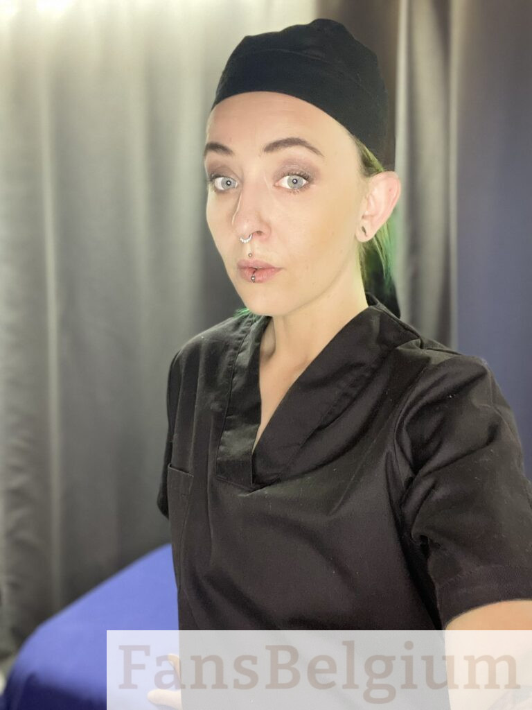 Miss Nena @nenabe OnlyFans model foto met zwart medisch uniform