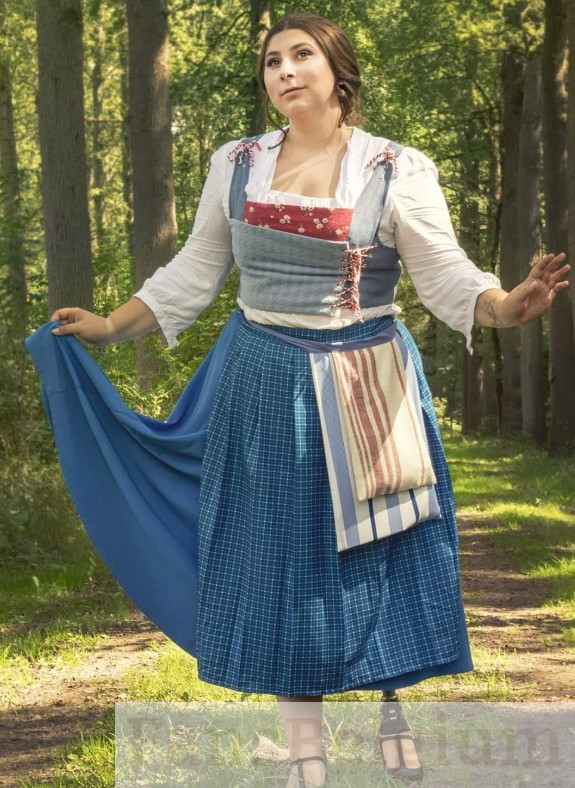 Miss Yumi Tenshi @yumixtenshi OnlyFans model foto in bos in het bos en ze draagt een kostuum