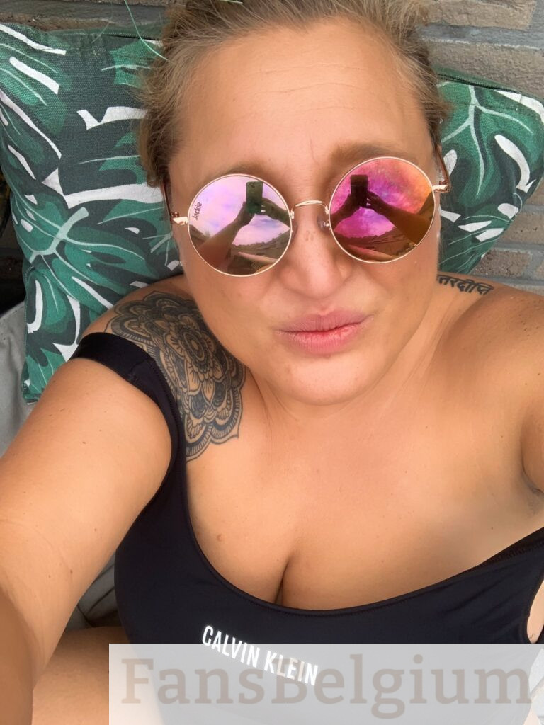 Elektra Stone @elektra_stone OnlyFans-modelfoto in een zwarte top