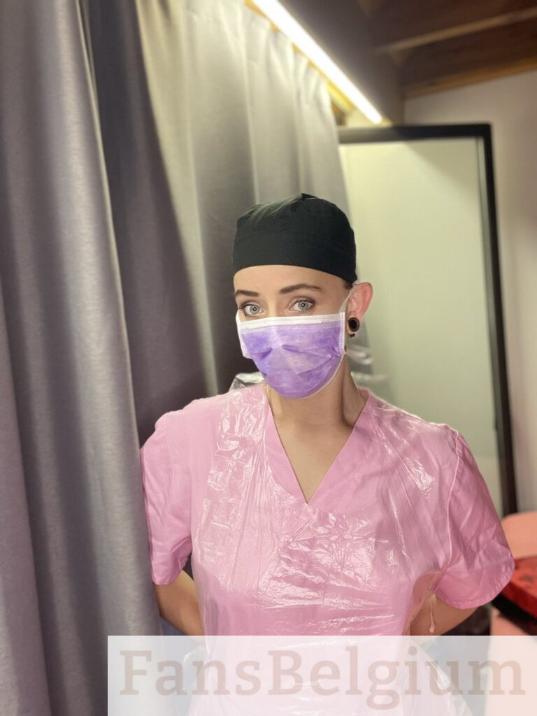 Miss Nena @nenabe OnlyFans model foto met roze medisch uniform