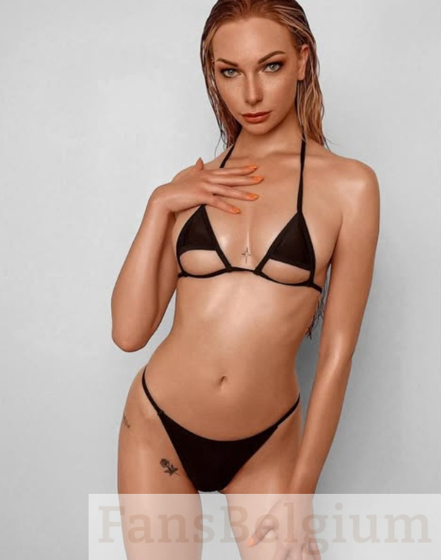 Zoë Coekaerts @zoe_coekaerts OnlyFans model foto sta in tiny bikini