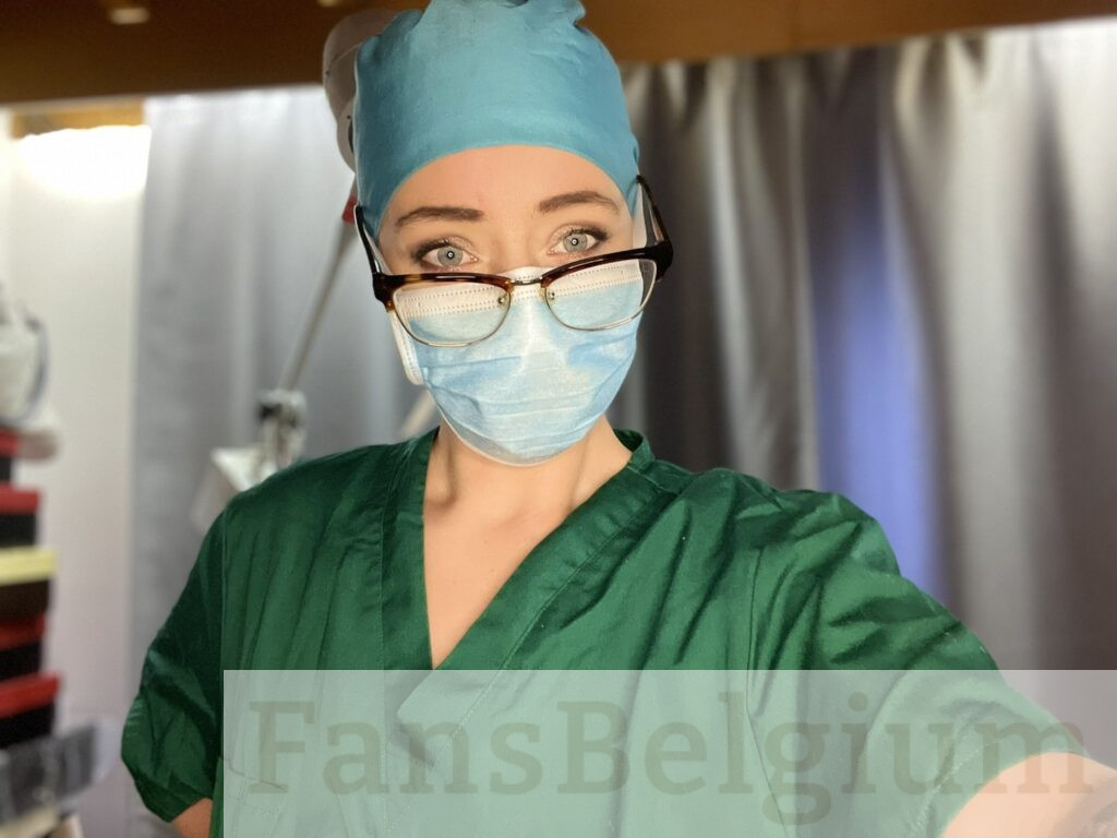 Miss Nena @nenabe OnlyFans model foto met bril