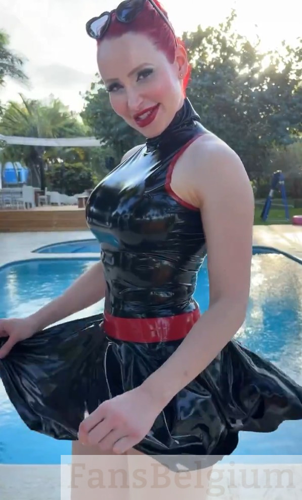 Miss Fetilicious @mfetilicious OnlyFans model foto in haar slaapkamer met een zwart latex jurk
