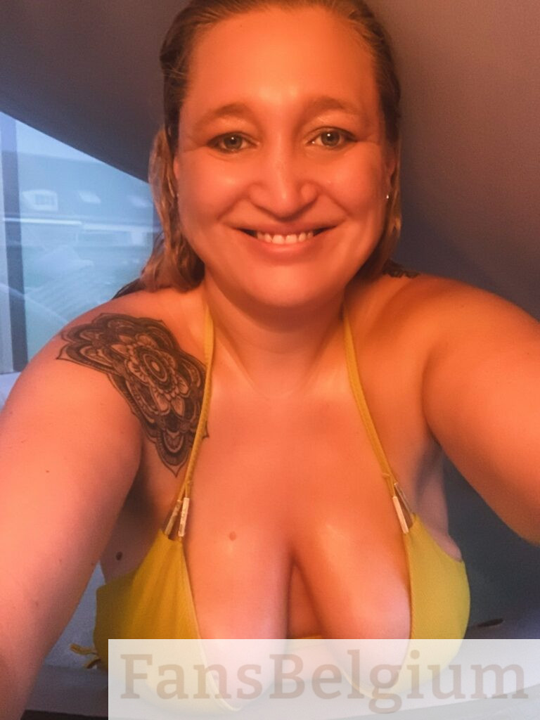 Elektra Stone @elektra_stone OnlyFans model foto in geel beha