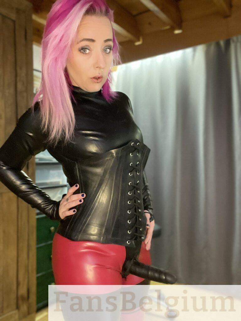 Miss Nena @nenabe OnlyFans model foto met zwarte latex top met dildo