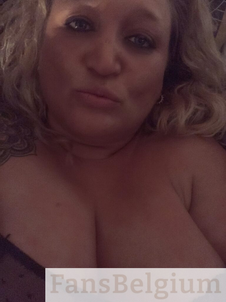 Elektra Stone @elektra_stone OnlyFans model foto die haar decolleté toont