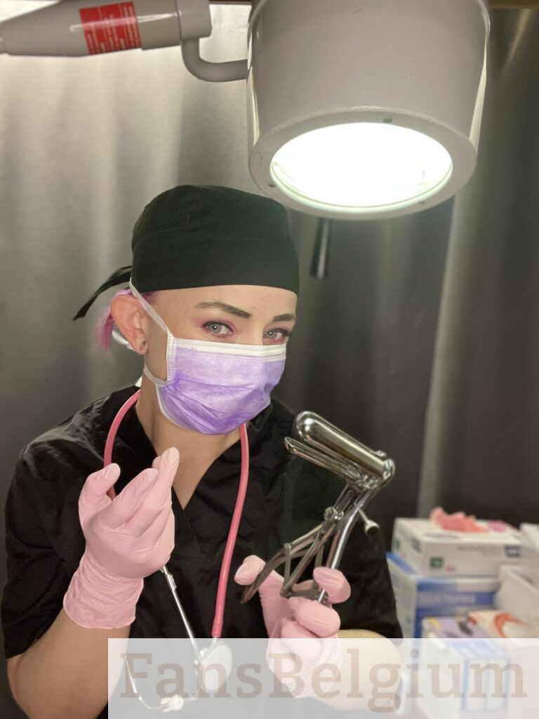 Miss Nena @nenabe OnlyFans model foto in haar kliniek met medische instrumenten