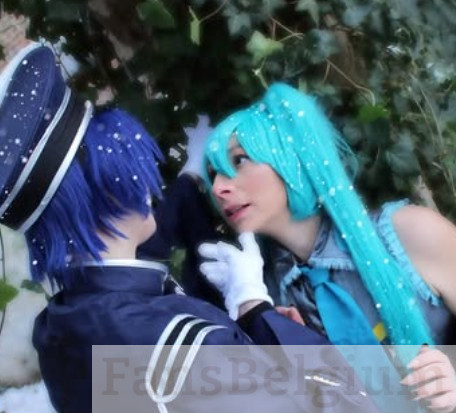 Miss Yumi Tenshi @yumixtenshi OnlyFans model foto met een man en ze dragen een blauwe anime-kostuum